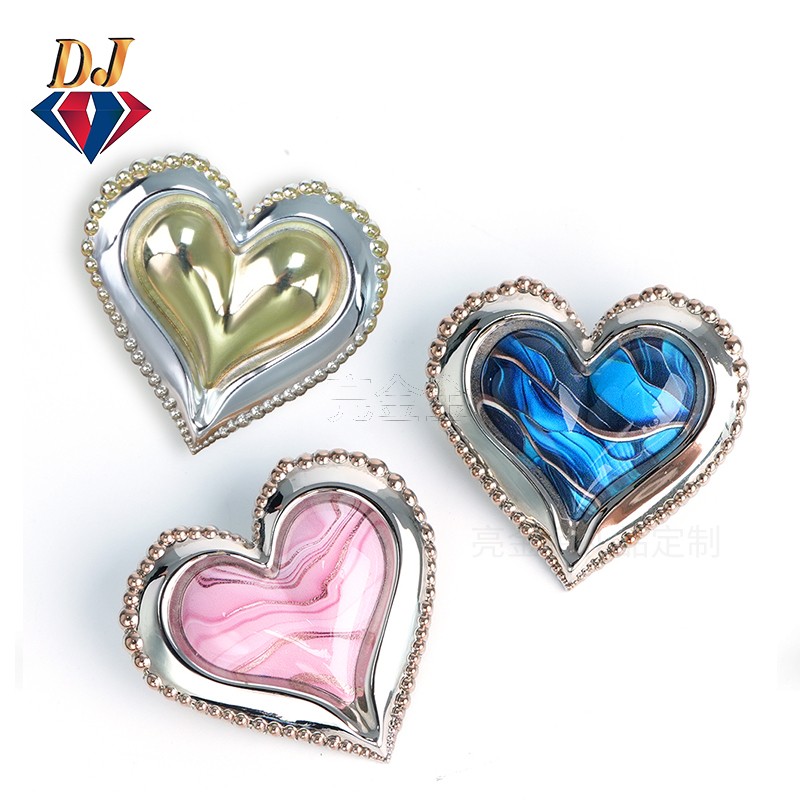 金属心形徽章